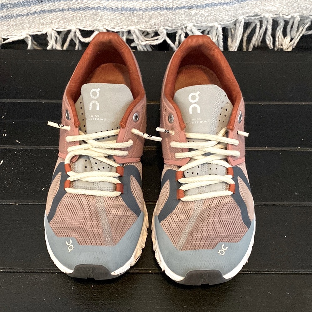 ON CLOUD RUNNING SHOES